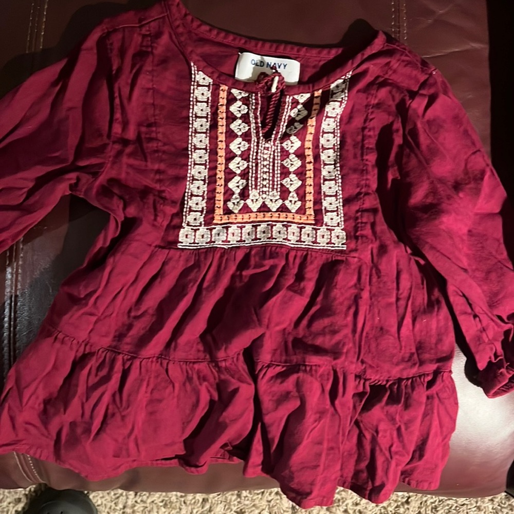 Old navy girl blouse burgundy color size small 6-7. Good good condition.